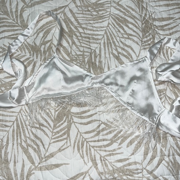 PrettyLittleThing Ivory Feather Trim Bralet - Picture 2 of 4